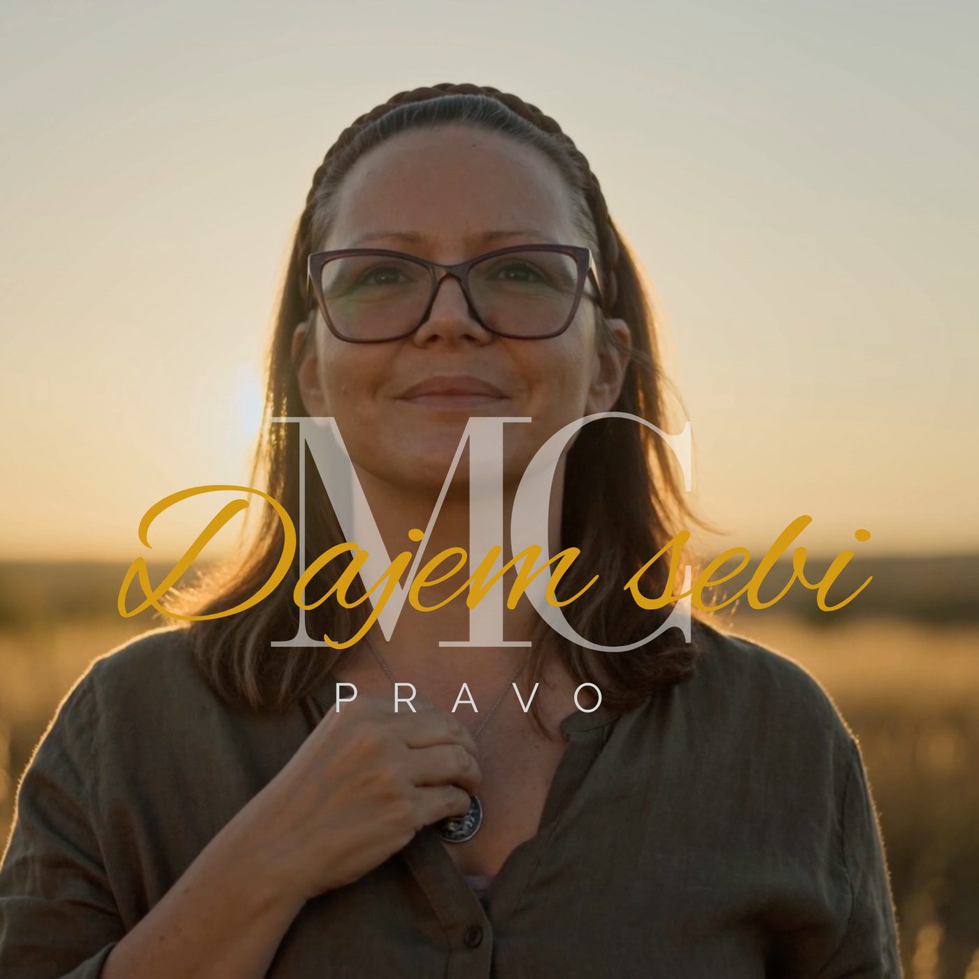Marija Cvetković, portret u polju na zalasku